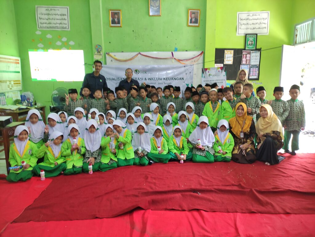 Sosialisasi Literasi dan Inklusi Keuangan di MI Banteran Sumbang