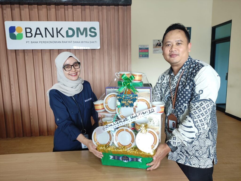 Bagikan Bingkisan Idul Fitri kepada Nasabah Deposan Instansi dan Perorangan